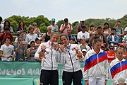 Deutsch: Beachvolleyball bei den Olympischen Jugendspielen 2018; Tag 11, 17. Oktober 2018; Mädchen, Medaillenzeremonie - Gold: Russland (Maria Woronina & Maria Botscharow), Silber: Italien (Claudia Scampoli & Nicol Bertozzi), Bronze: Norwegen (Emilie Olimstad & Frida Berntsen) English: Beach volleyball at the 2018 Summer Youth Olympics at 17 October 2018 – Girls Victory ceremony - Gold: Russia (Maria Voronina & Maria Bocharov), Silber: Italy (Claudia Scampoli & Nicol Bertozzi), Bronze: Norway (Emilie Olimstad & Frida Berntsen)