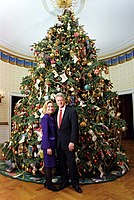 Prezident Clinton a Hillary Rodham Clintonová pózují u vánočního stromu Bílého domu, oficiální vánoční portrét, 5. prosince 1996