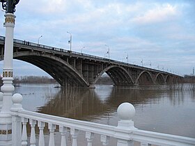 Вид на коммунальный мост Бийска из парка Победы