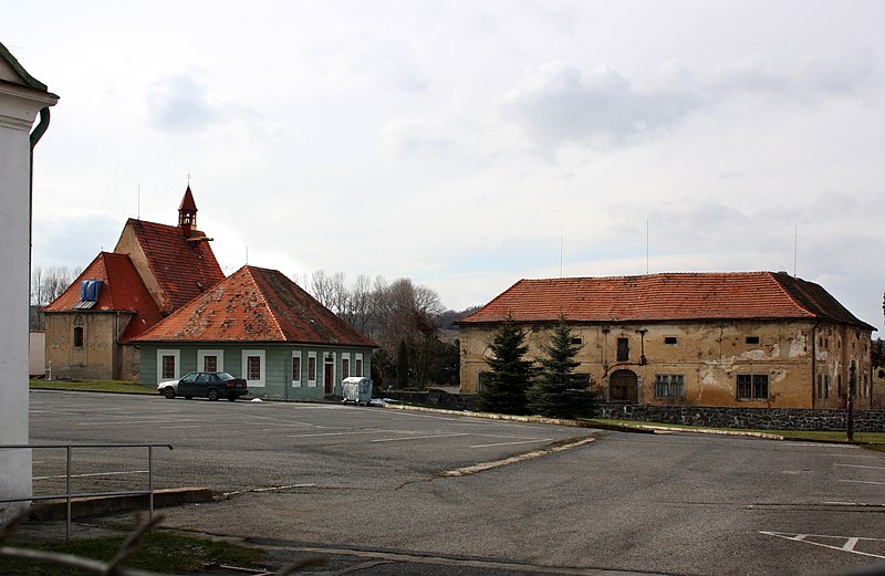 File:Bořanovice, Pakoměřice, old castle.jpg