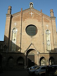 Kirkens fasade.