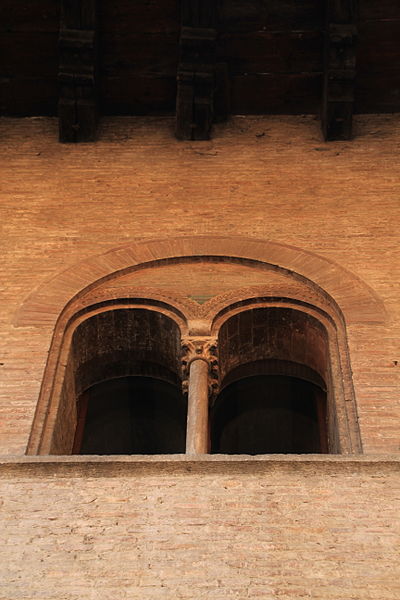 File:Bologna Arcade windows.JPG