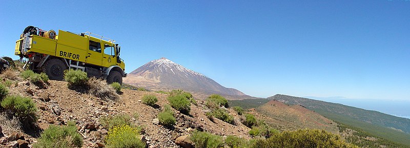 File:Brifor truck - workers having lunch break with Panorama - El Teide to La Palma - panoramio.jpg