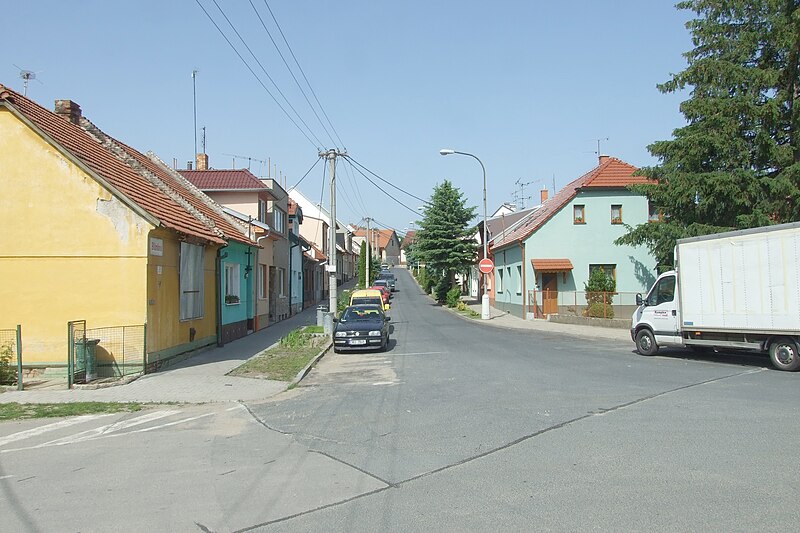 File:Brno-Chrlice - Blümlova ulice v bývalé obci Růžový, vyfotografovaná od jihozápadu.jpg