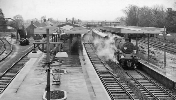 The station as it was in 1963 with Platforms 1 and 2 on the left, and platforms 3 and 4 on the right.