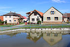 Čeština: Rybník na návsi v Střapoli, části obce Bušovice English: Common pond in Střapole, part of Bušovice, Czech Republic.