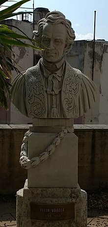 Een buste van Félix Varela op het terrein van de campus van de Universiteit van Havana.