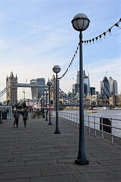 File:Butler's Wharf Thames Path, Bermondsey.jpg