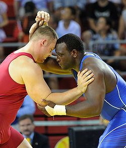 Jalmar Sjöberg (solda) Olimpiadada Amerikalı güləşçi Dremiel Byerslə güləşərkən