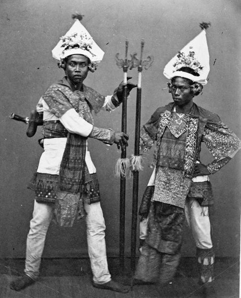 File:COLLECTIE TROPENMUSEUM Ceremoniemeesters uit Lombok in dienst van de vorst van Bali. TMnr 60002155.jpg