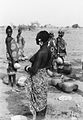 COLLECTIE TROPENMUSEUM Fulani vrouwen met kalebassen en waterpotten bij een waterput TMnr 20010200.jpg