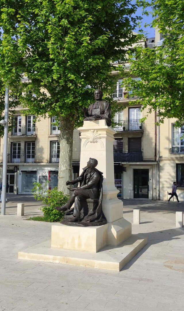 Monument à Demolombe sur la place de la République (Caen).