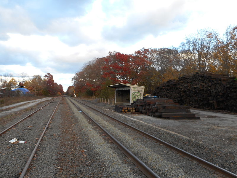 File:Calverton LIRR Station Shelter; November 2014.JPG