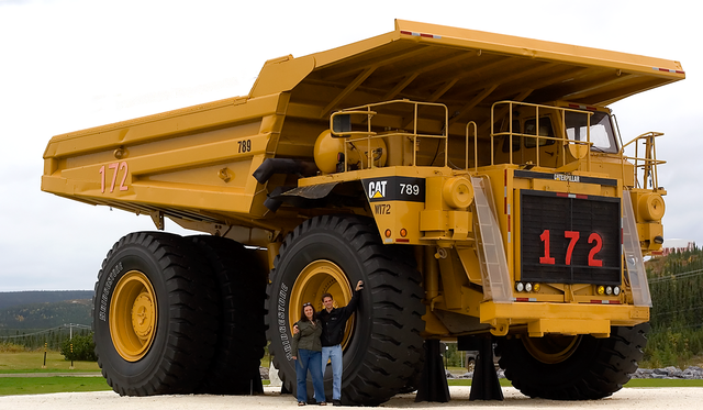 Le Grand Camion Portent Le Bois De Chauffage De Pile Dans Lakatnik