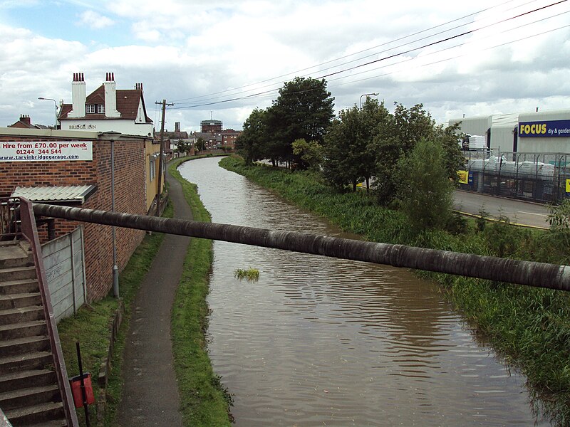 File:Canal, Boughton, Chester.JPG