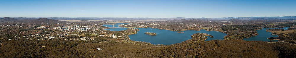 Canberra panorámája a Burley Griffin-tóval, a távolban Új-Dél-Wales sziluettje