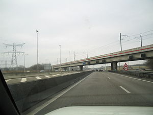 De Flevolijn ging tot augustus 2016 met dit viaduct over de A1. In het weekend van 20 en 21 augustus 2016 is deze gesloopt en vervangen door de Zandhazenbrug.