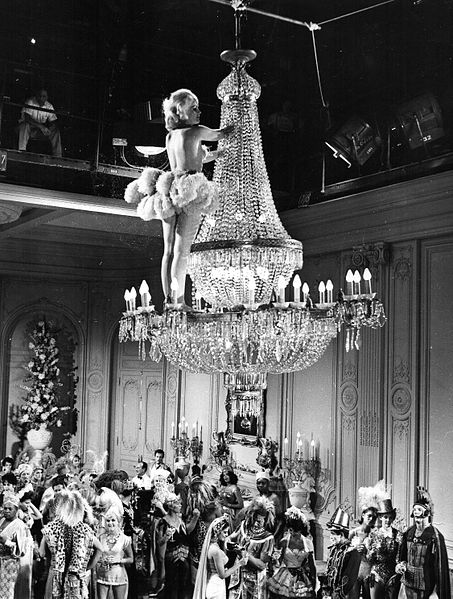 File:Carroll Baker chandelier Carpetbaggers.jpg