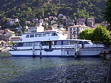 Catamaran Città di Lecco uit 2002 afgemeerd in de haven van Como