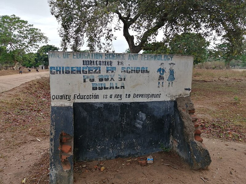 File:Chiseng'ezi Primary School sign- taken on 14-12-2022 painted and written by Tumbuka Arch in 2015 as volunteer lural work.jpg