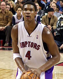 Bosh con la casacca dei Toronto Raptors esegue un tiro libero