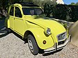 Une jolie Citroën 2 CV 6 Spécial jaune produite entre 1979 et 1983. Elle a un moteur bicylindre à plat de 602 cm3 refroidi par air, avec un carburateur Solex simple corps. Il développe 33 chevaux à 6750 tr/mn (3 cv fiscaux). Il est couplé à une boîte de vitesses à 4 rapports synchronisés, embrayage centrifuge en option. La voiture pèse 575 kg et sa vitesse maxi est de 110 km/h.