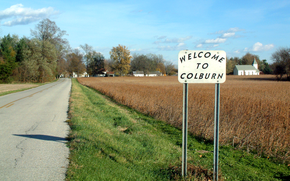 Blick nach Osten in Richtung Colburn entlang der County Road 700 North