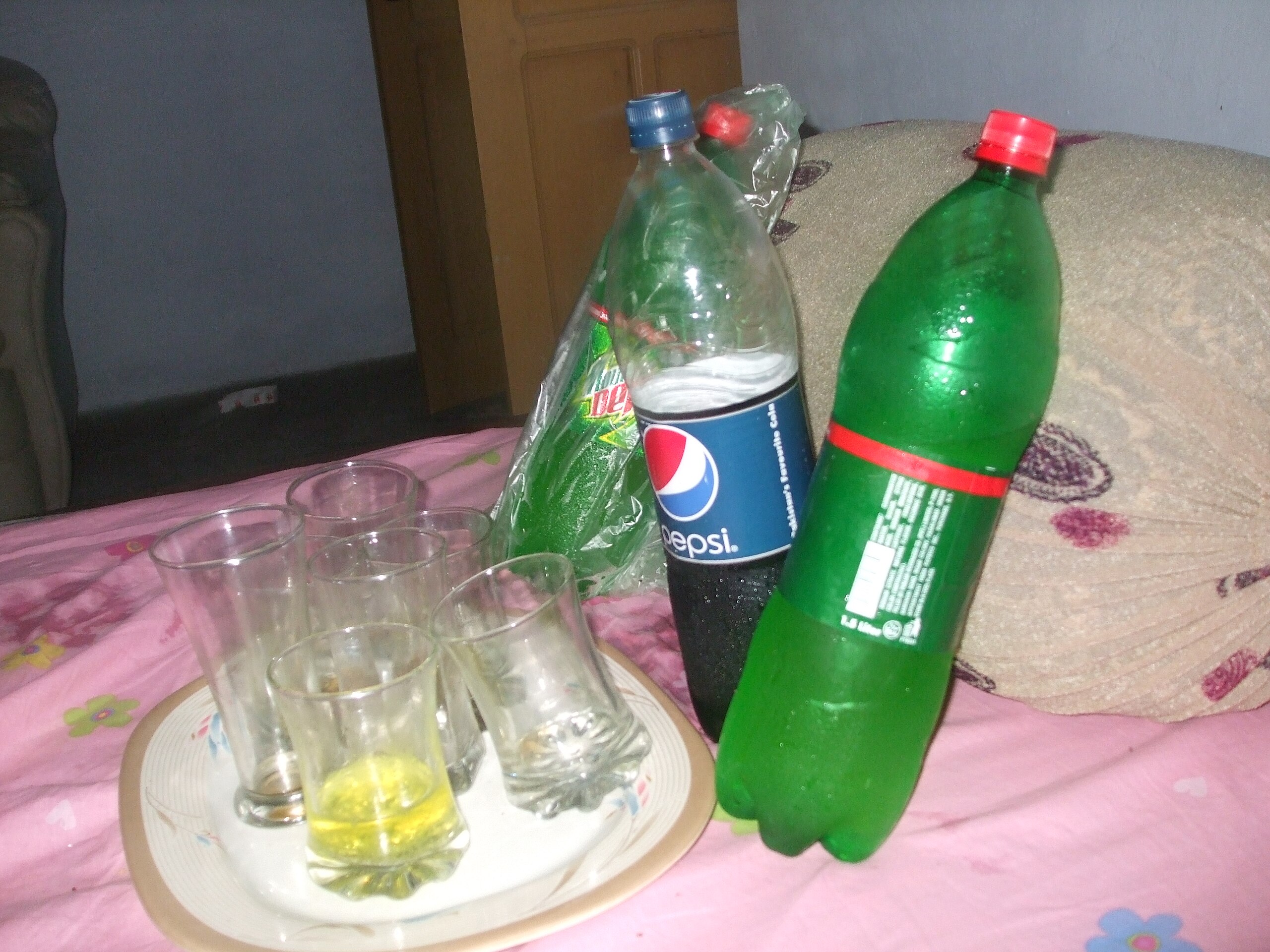 https://upload.wikimedia.org/wikipedia/commons/thumb/5/5c/Cold_drinks.jpg/2560px-Cold_drinks.jpg