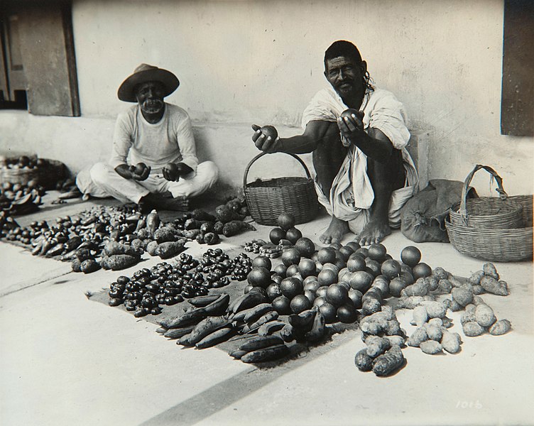 File:Collectie Nationaal Museum van Wereldculturen TM-60061997 Fruit verkopers op straat Trinidad fotograaf niet bekend.jpg