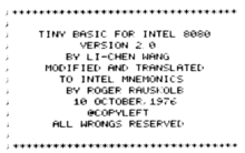 A fonte monoespaçada lê "Pequeno básico para Intel 8080, versão 2.0 por Li-Chen Wang, modificado e traduzido para mnemônicos Intel por Roger Rausklob, 10 de outubro de 1976. @ Copyleft, All Wrongs Reserved."