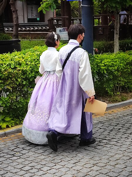 File:Couple wearing Hanbok traditional Korean costumes in Gyeongju.jpg