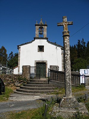Cruceiro e igrexa de Gondollín.JPG