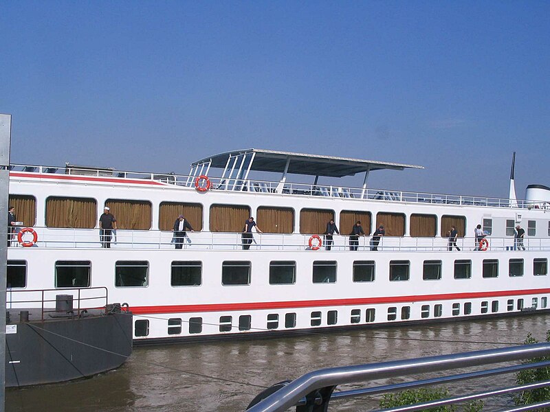 File:Düsseldorf, Proviantverladung auf der Britannia, 2013.jpg