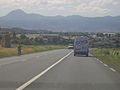 D 769 (Puy-de-Dôme, Auvergne, France) - Direction Lempdes et Clermont-Ferrand – sur le coin supérieur gauche, le sommet du Puy de Dôme. Section à 1 voie ici et à 2 voies dans le sens inverse.