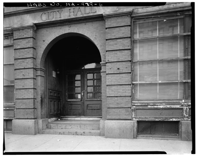 File:DETAIL, WEST (FRONT) ENTRANCE - Malden Town Hall, Main and Pleasant Streets, Malden, Middlesex County, MA HABS MASS,9-MALD,2-6.tif