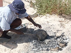 Damper připravovaný na žhavých uhlících v Broome v Západní Austrálii