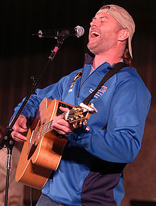 Darryl Worley actuando para militares estadounidenses en Kuwait