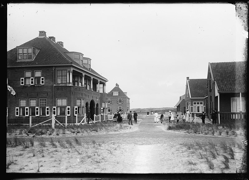 File:De Pier Panderstraat, met op de voorgrond links hotel Trianon - Regionaal Archief Alkmaar - FO1400094.jpg