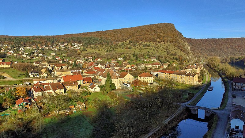 File:Deluz, le village au bord du Doubs.jpg