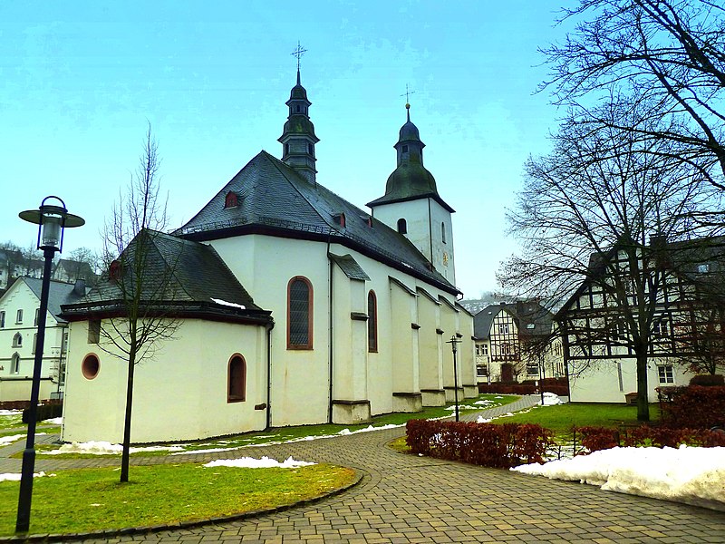 File:Die kath. Pfarrkirche St.- Gertrudis in Schmallenberg-Oberkirchen - panoramio.jpg