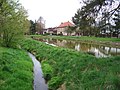 Čeština: Drahelčice, okres Praha-západ. Radotínský potok a nádrž, z Malé Strany k Lípové. English: Drahelčice, Prague-West District, Central Bohemian Region, Czech Republic. Radotín Creek and a pond, seen from Malá Strana to Lípová street. Camera location 50° 02′ 01.2″ N, 14° 12′ 09.8″ E    View all coordinates using: OpenStreetMap