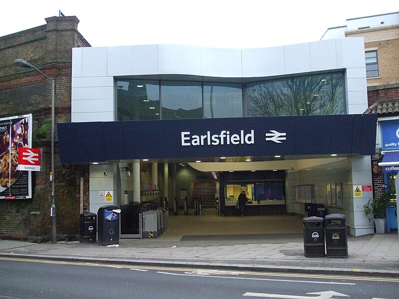 File:Earlsfield station building 2013.JPG