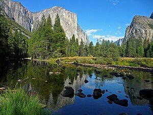 Pohled od západu nahoru do Yosemitského údolí, v levém středu obrázku El Capitan a v popředí řeka Merced