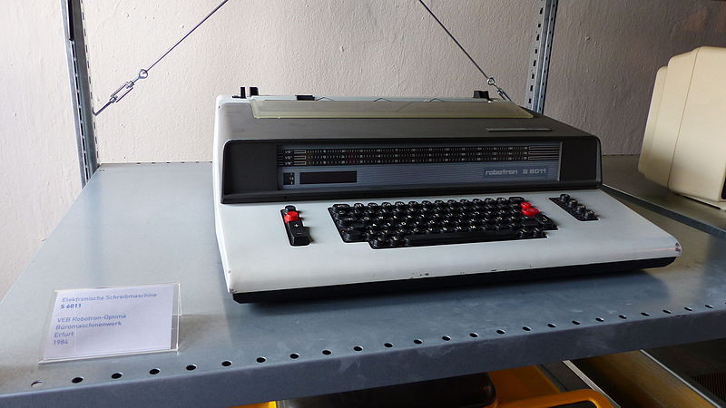 File:Elektronische Schreibmaschine S6011 TSD (1).JPG