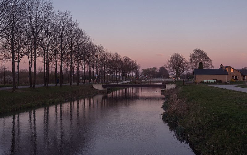 File:Elst, viaduct over de spoorlijn bij de weg naar Arnhem IMG 8742 2021-04-01 20.04.jpg