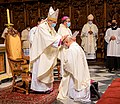 Il vescovo ordinante principale impone, senza dire nulla, le mani sul capo dell'eletto[65]