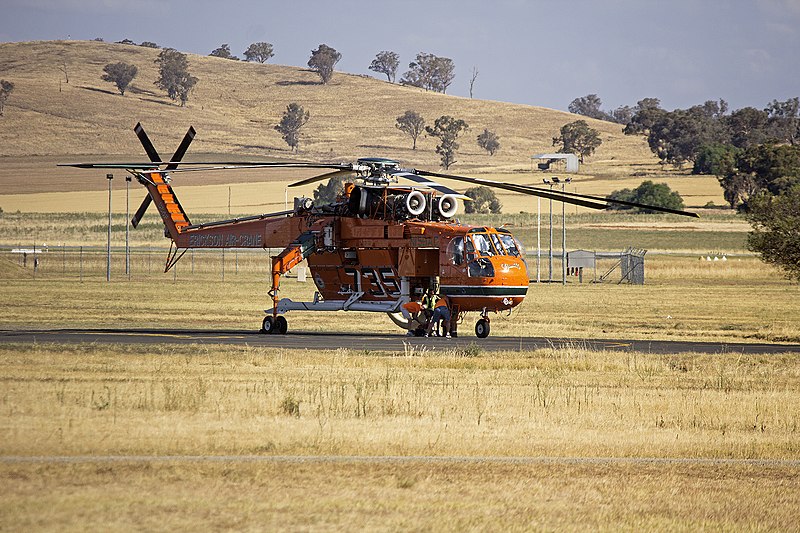 File:Erickson Air-Crane 'Camille' at Wagga Wagga Airport.jpg