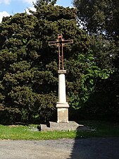 Croix à côté de l’église d'Esclassan.