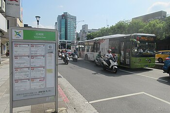 Executive Yuan bus stop sign and MTC 547-U3 20190814.jpg
