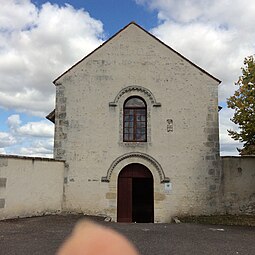 Façade avec portail et statuette.